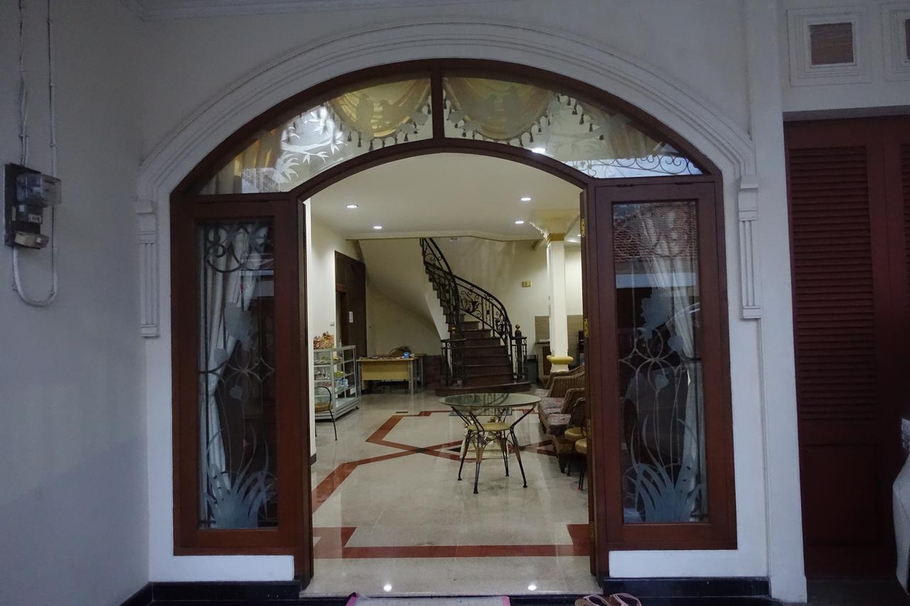 The Backpacker Semarang Hostel Buitenkant foto